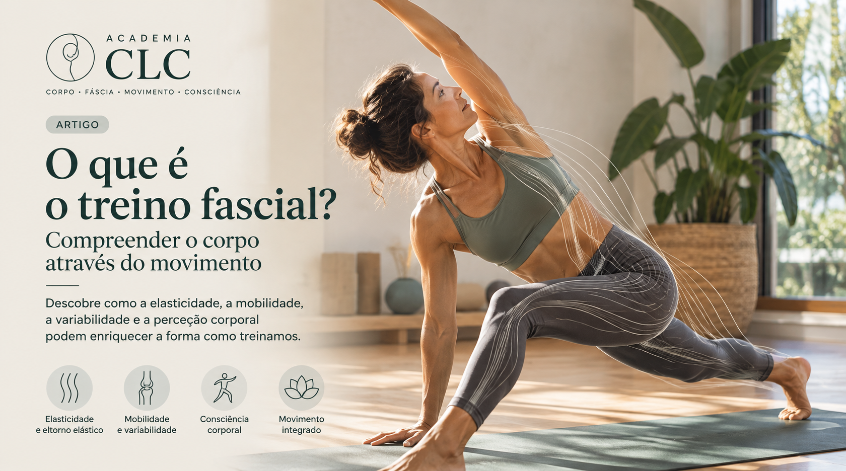 Mulher a explorar movimentos fluidos e amplos para desenvolver a mobilidade e a consciência corporal através do treino fascial.